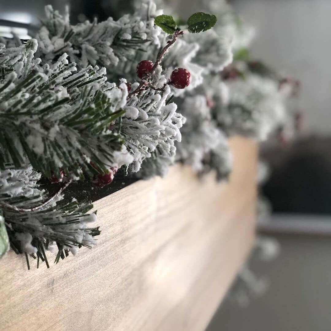 Guirlanda King Flock® de 9' x 12" com luzes LED (operada por bateria)