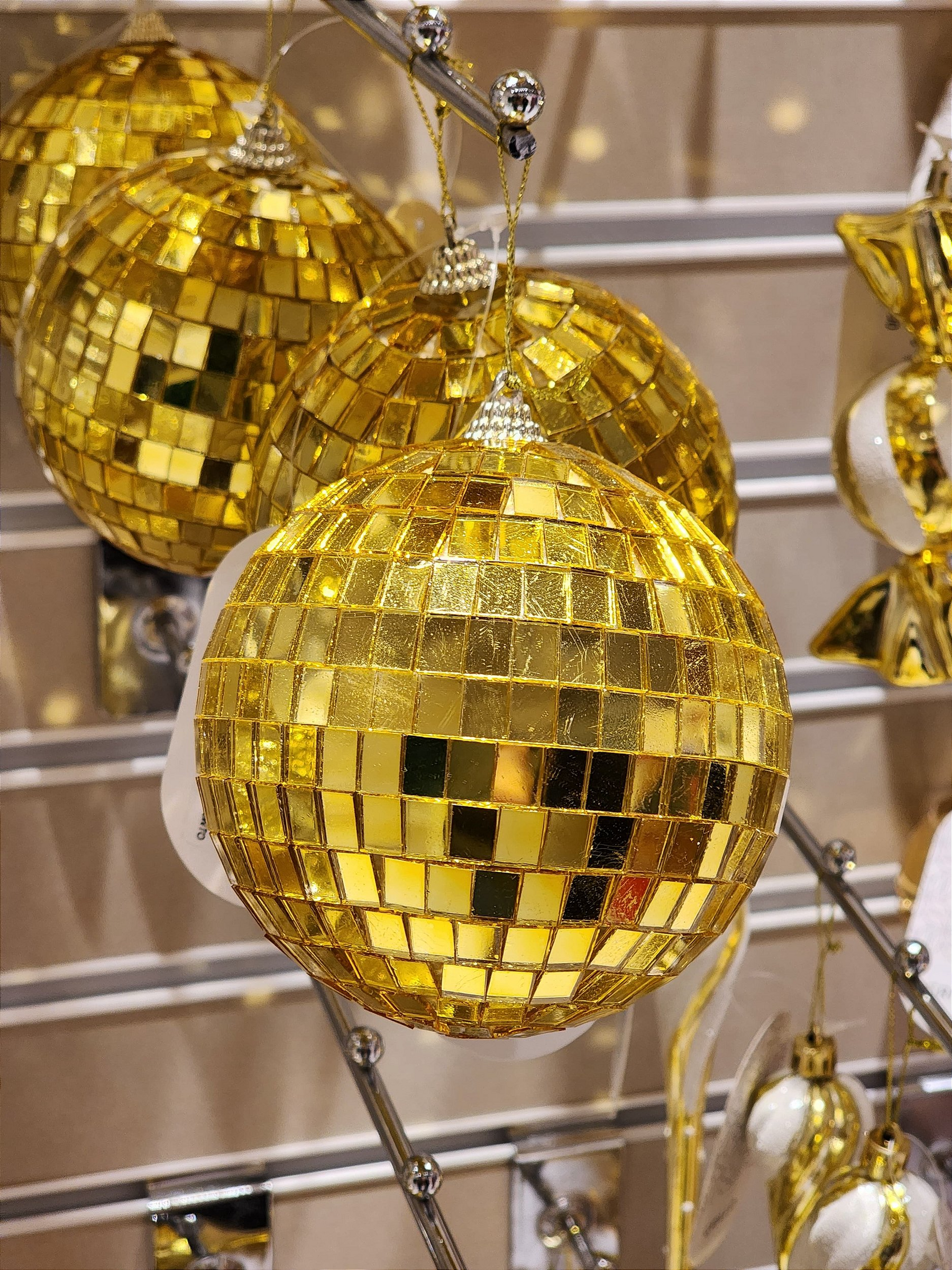 Bola Decorada Espelhada Dourada 4 unidades 10cm