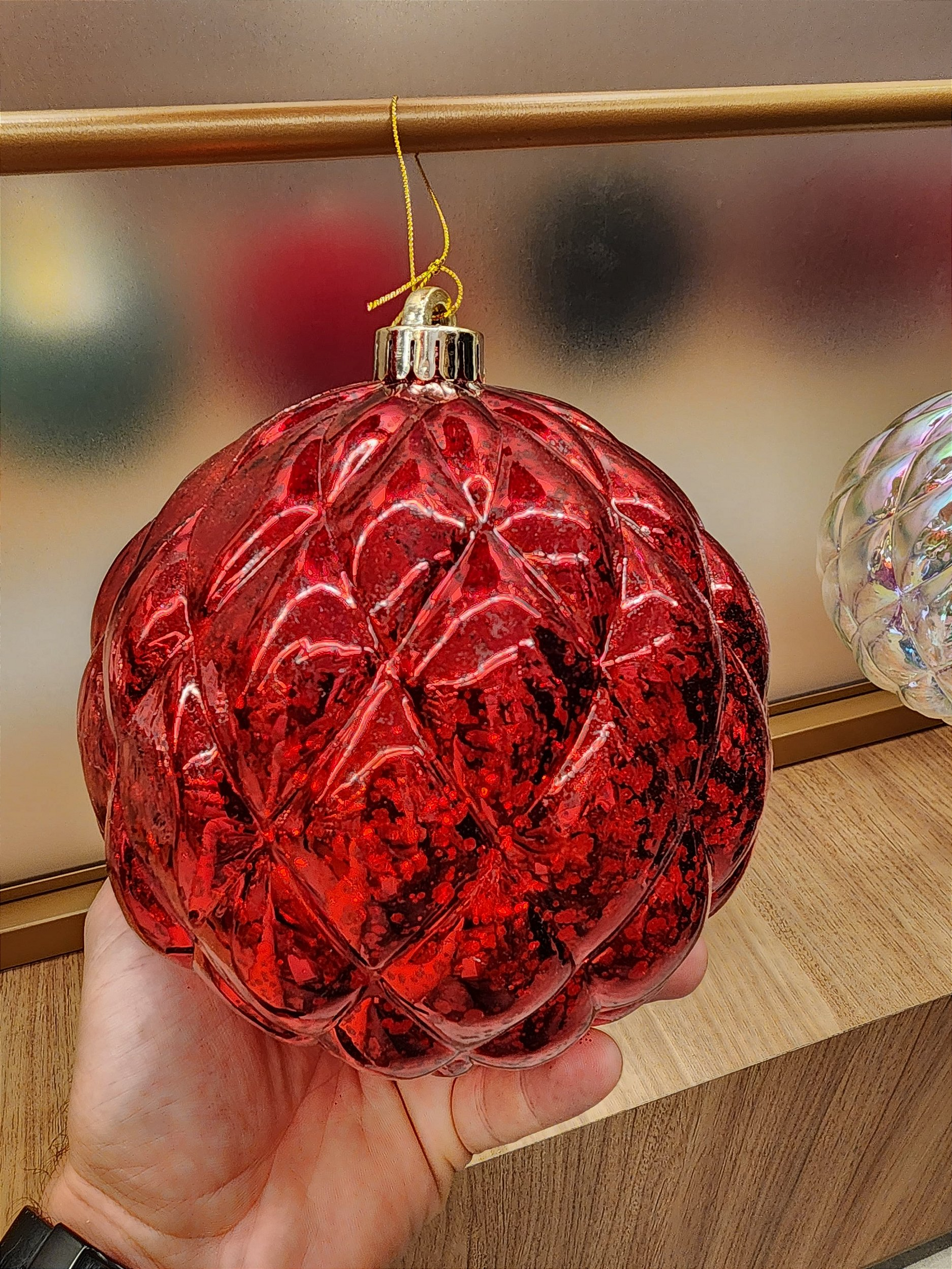 Bola trabalhada vermelha 15cm