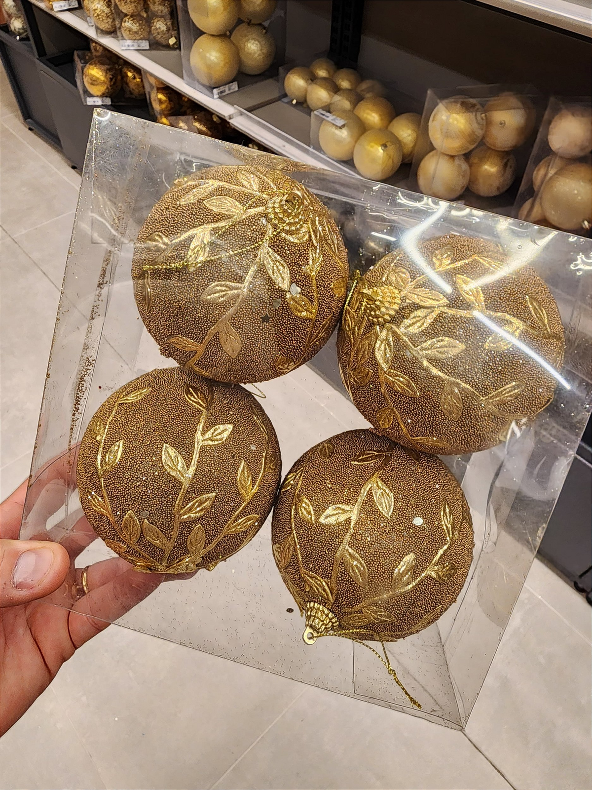 Bola trabalhada com folhas de ouro 10cm 4 unidades