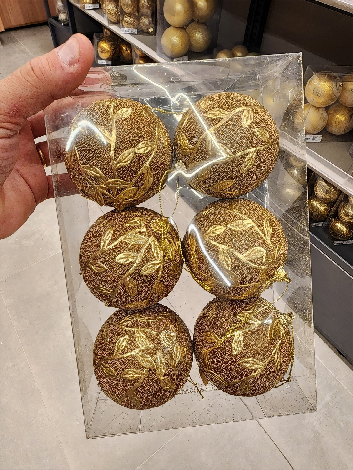 Bola trabalhada com folhas de ouro 8cm 6 unidades