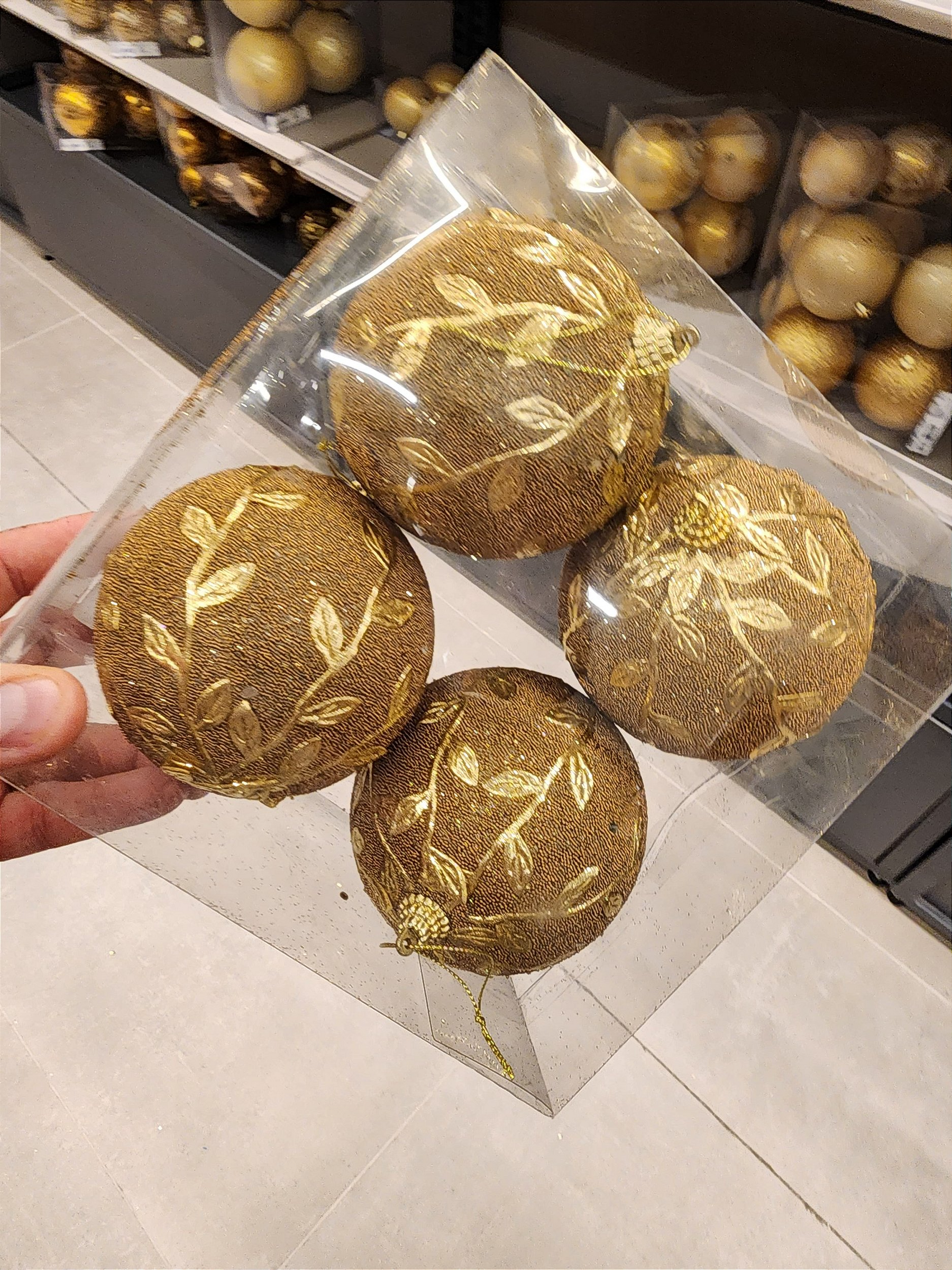 Bola trabalhada com folhas de ouro 10cm 4 unidades