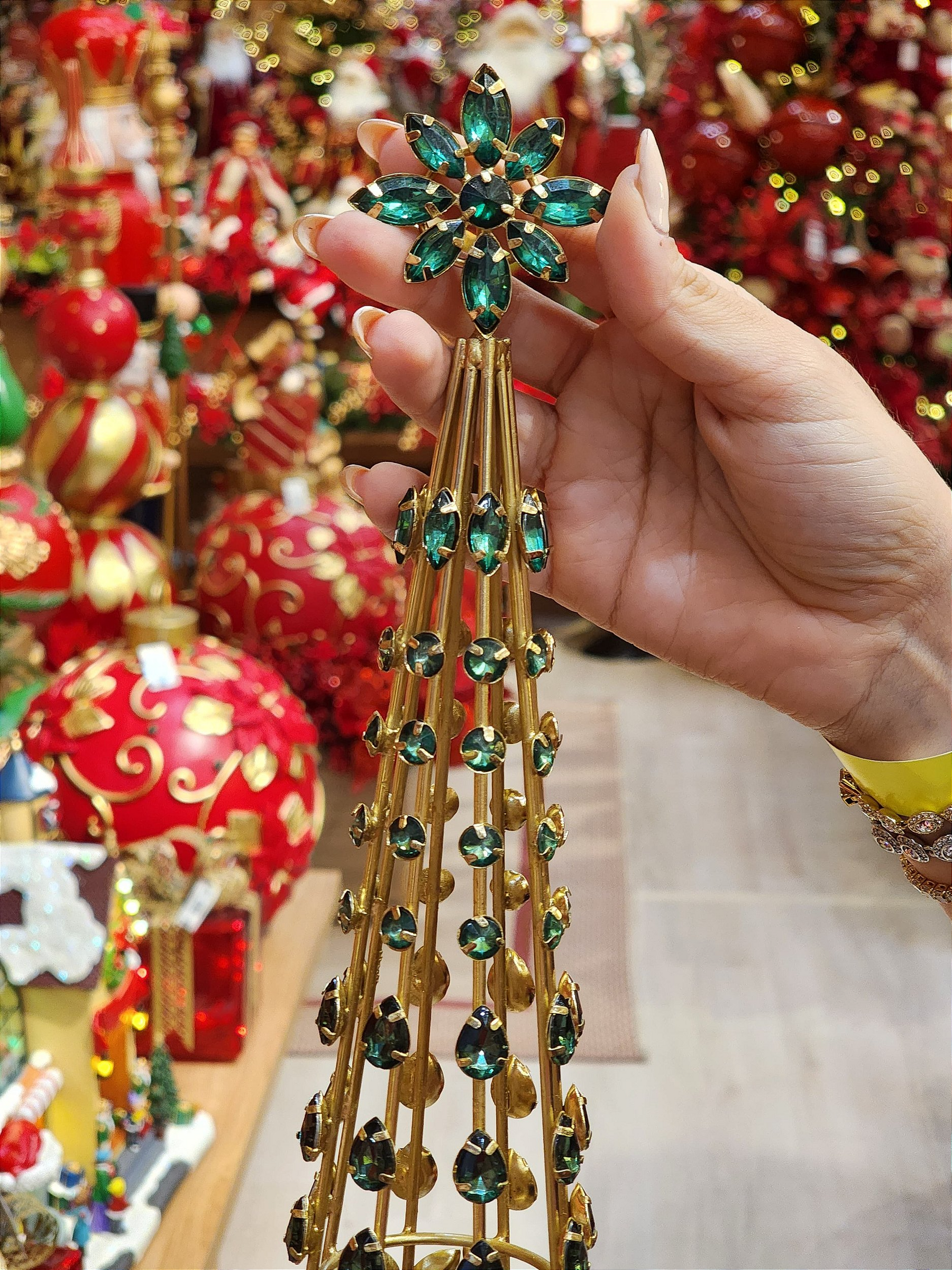 Arvore Cone em metal dourada e verde 52cm