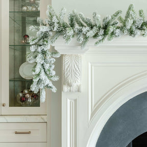 Guirlanda King Flock® de 9' x 12" com luzes LED (operada por bateria)