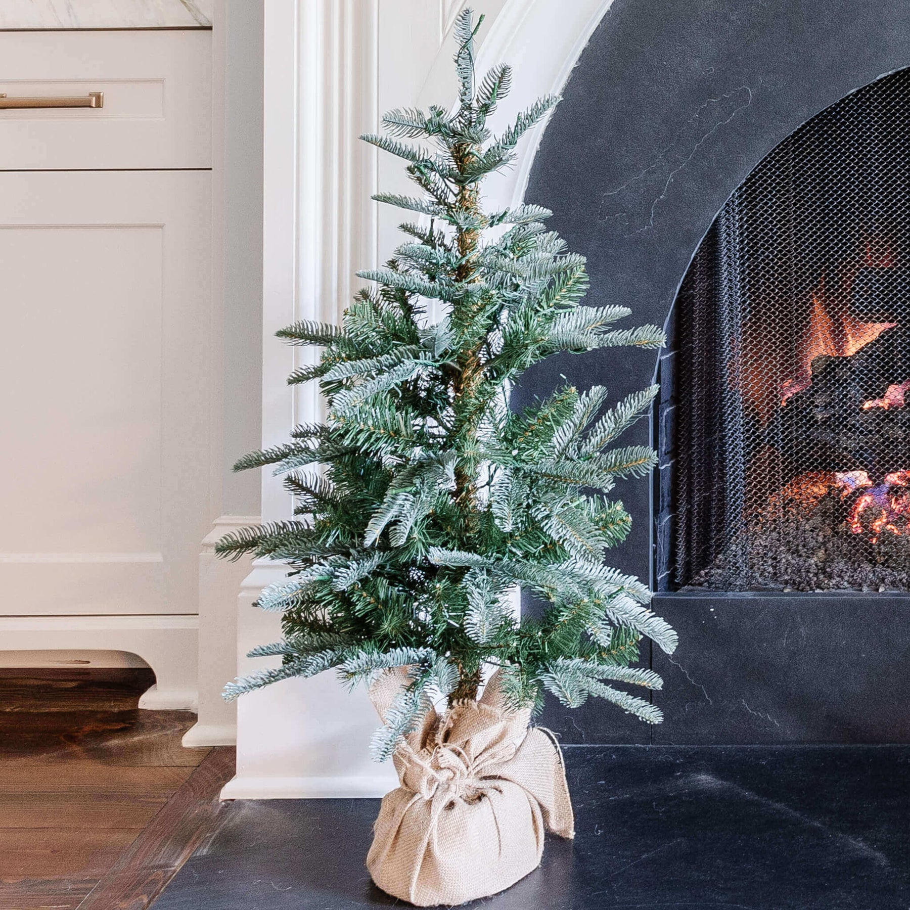 Árvore de mesa de abeto nobre de 3 pés com 70 luzes LED brancas quentes