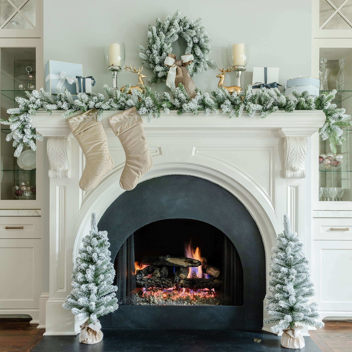 Conjunto de 4 peças da coleção King Flock® com luzes LED brancas quentes (funcionamento por tomada ou bateria)