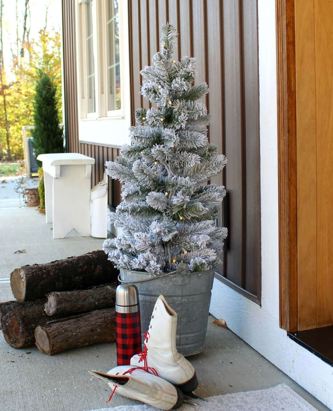 Árvore de Natal artificial de mesa King Flock® de 3 pés com 50 luzes LED brancas quentes