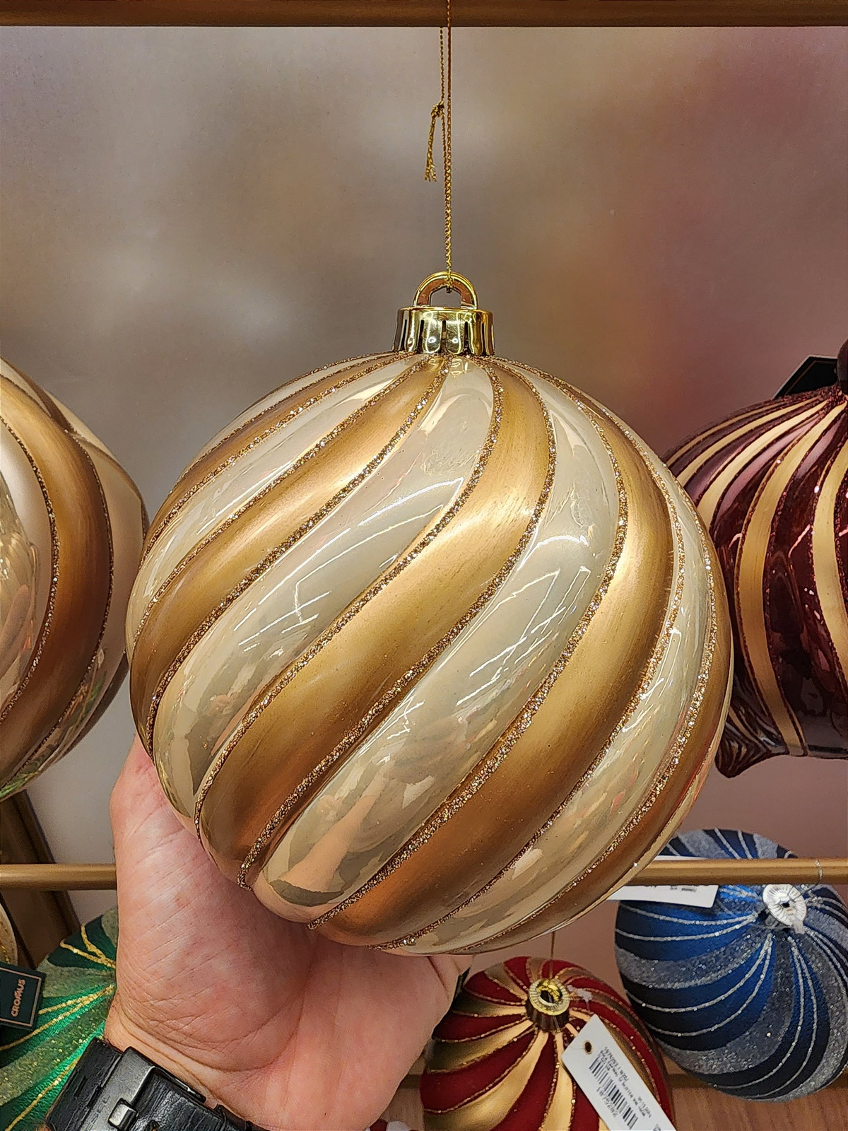 Bola decorada ouro espiral com perola 15cm