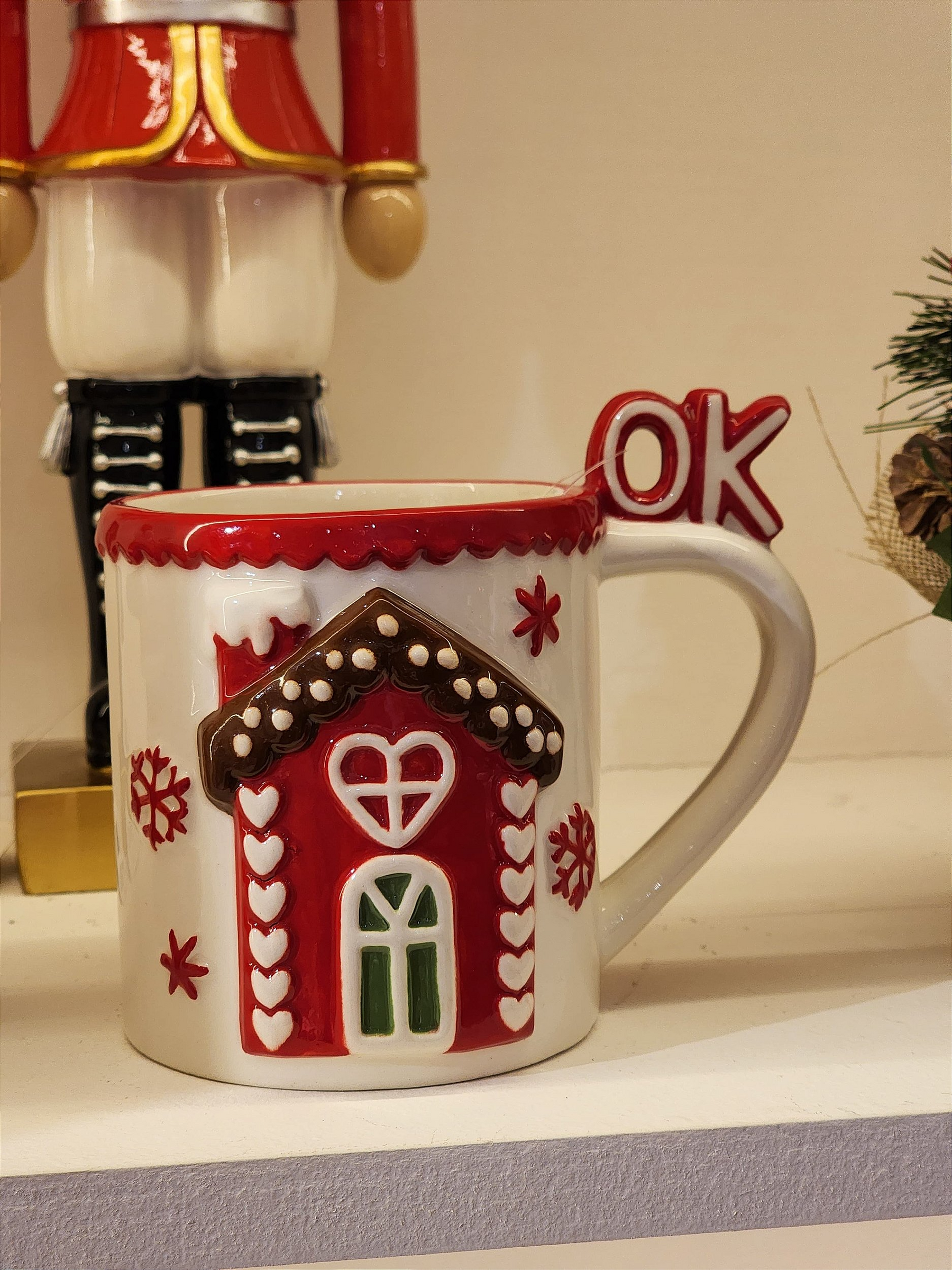 Caneca decorativa casa Ginger vermelho e bege 13cm
