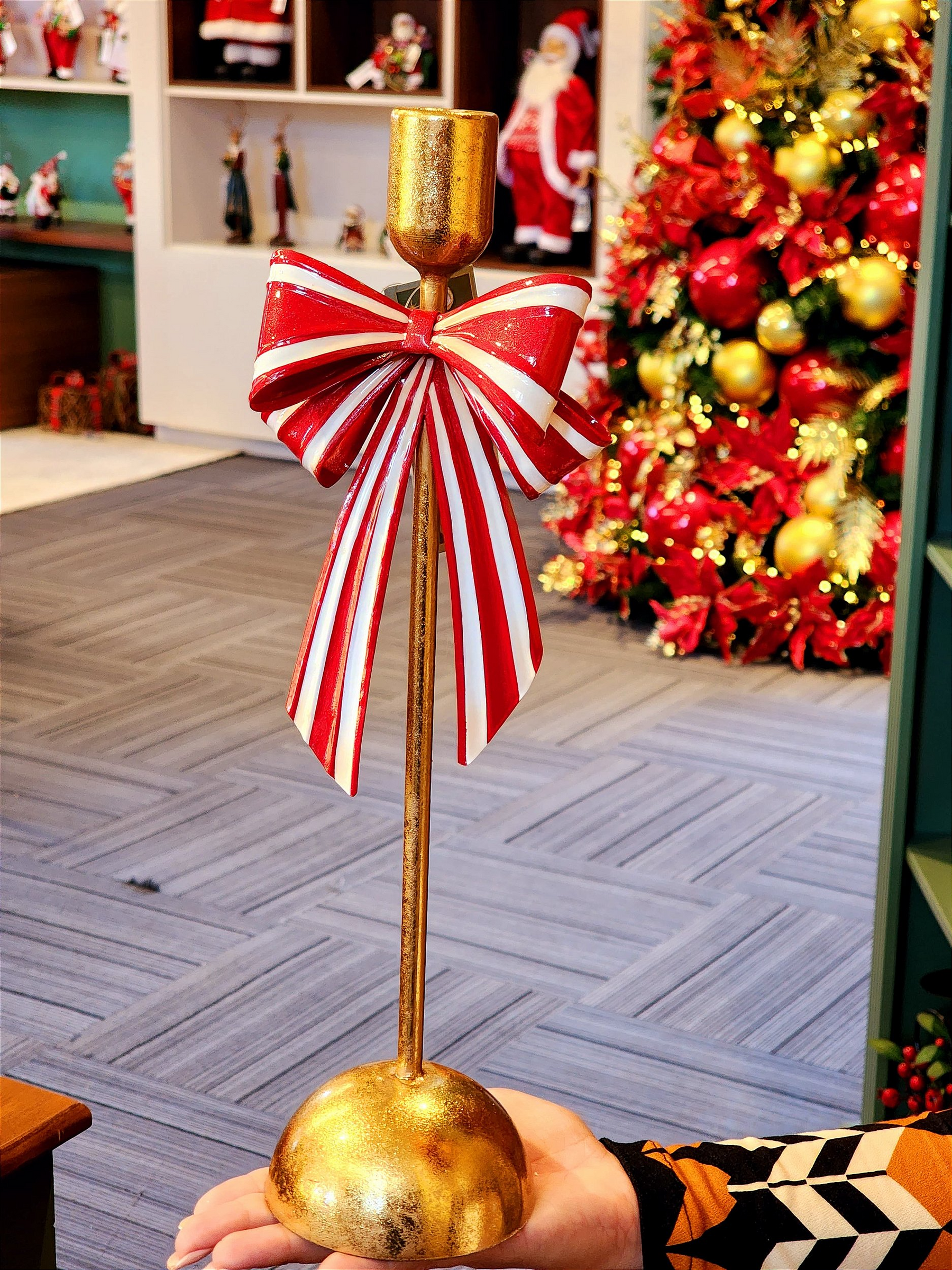 Castiçal em metal com laço vermelho e branco 35cm