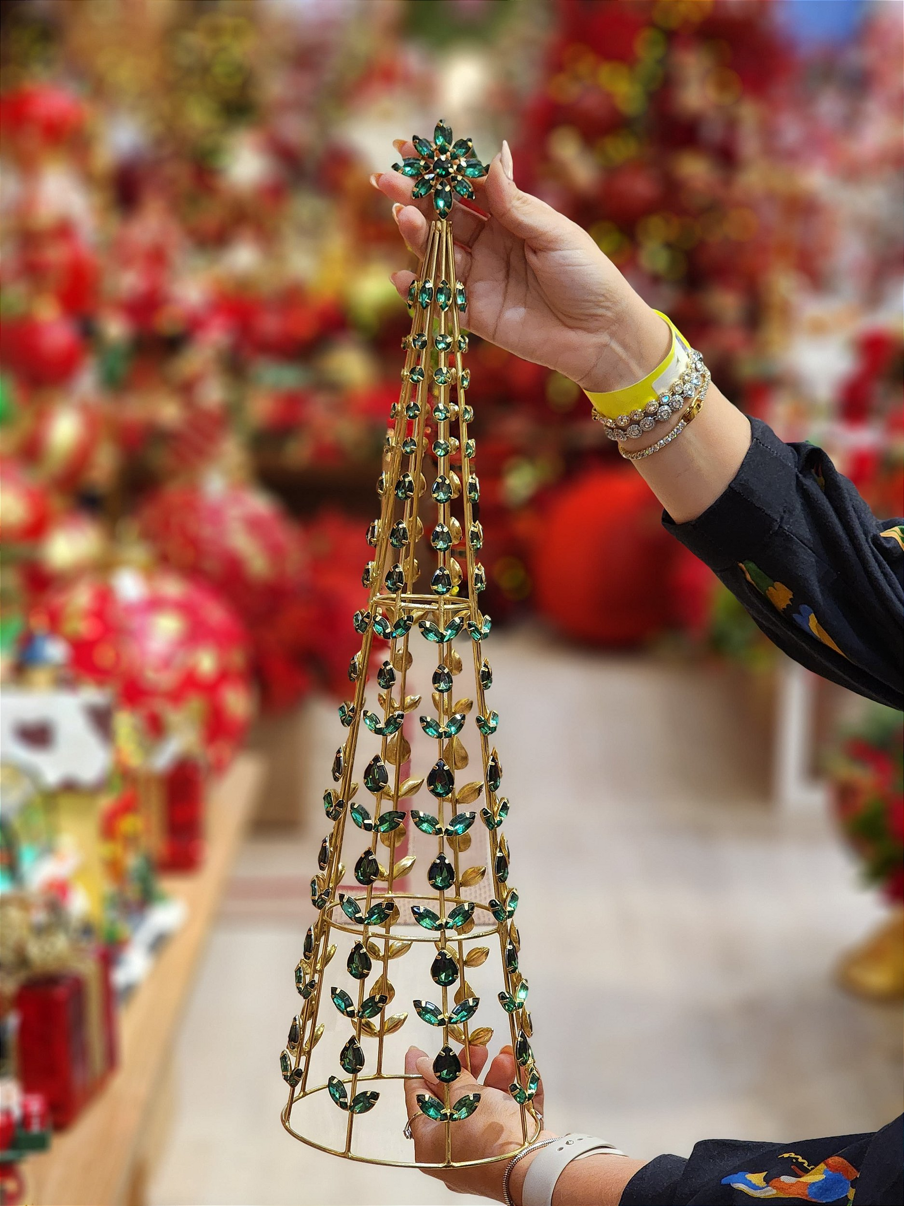 Arvore Cone em metal dourada e verde 52cm