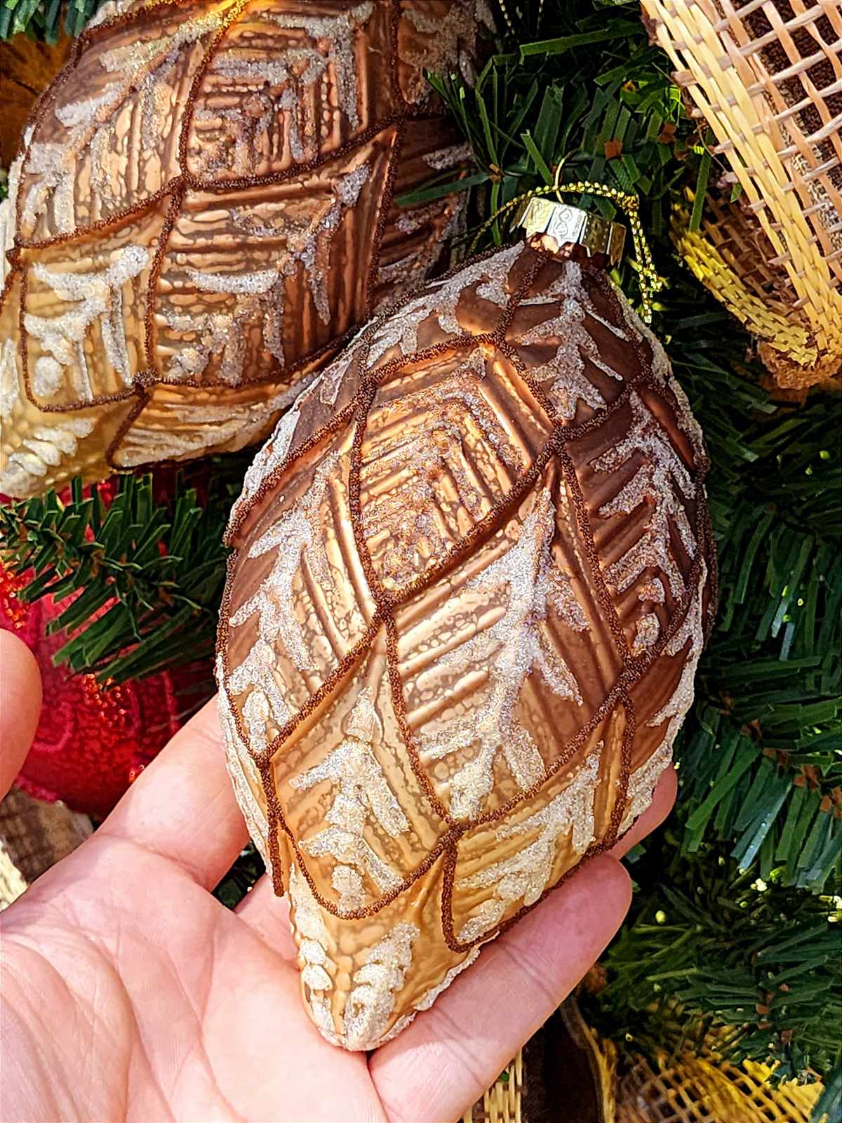 Pendente ornamento vidro soprado pino marrom 14cm