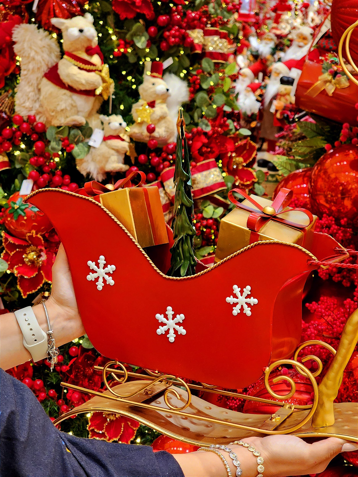 Rena com treno decorativo em metal dourado e vermelho 69,6cm