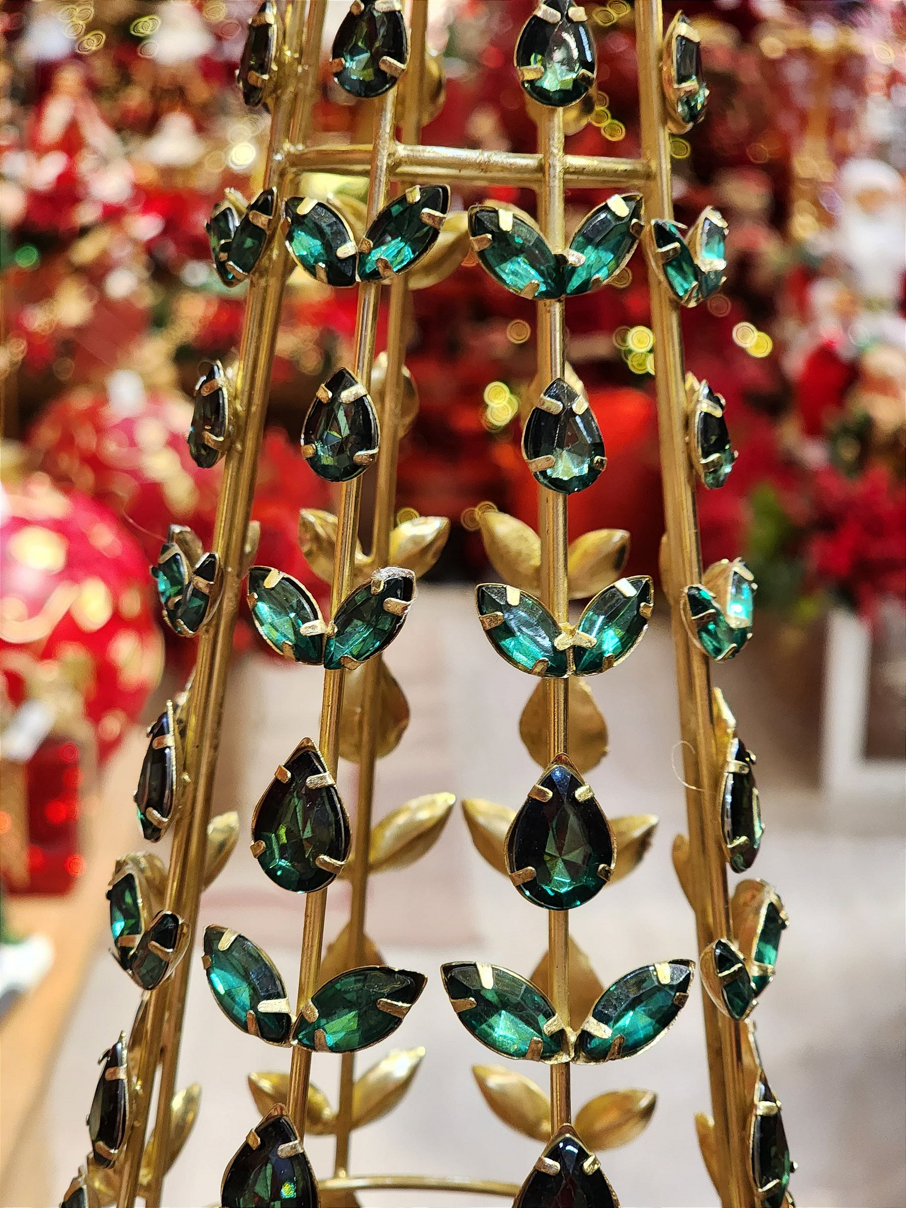 Arvore Cone em metal dourada e verde 52cm